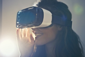 Elever på detailhandelsuddannelsen kommer snart til at kunne arbejde med butiksdrift, salg og visuel merchandising i Virtual Reality (VR).   eVidenCenter har netop opnået støtte fra Region Midtjylland til et VR-projekt i samarbejde med Aarhus Business College, Viden Djurs og Dansk Supermarked Group.